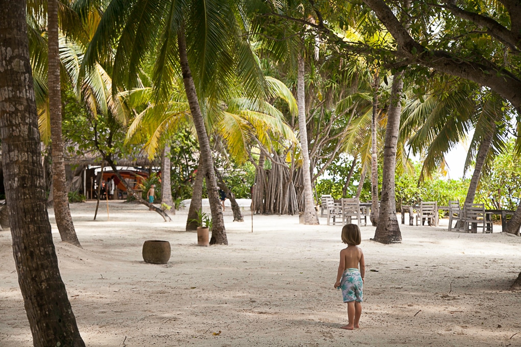 Ein Urlaub auf den Malediven mit Kleinkindern - das geht nicht nur, sondern auch wunderbar entspannt. Ein Erfahrungsbericht von www.anyworkingmom.com mit Tipps zum Flug, Packen und Reise. 