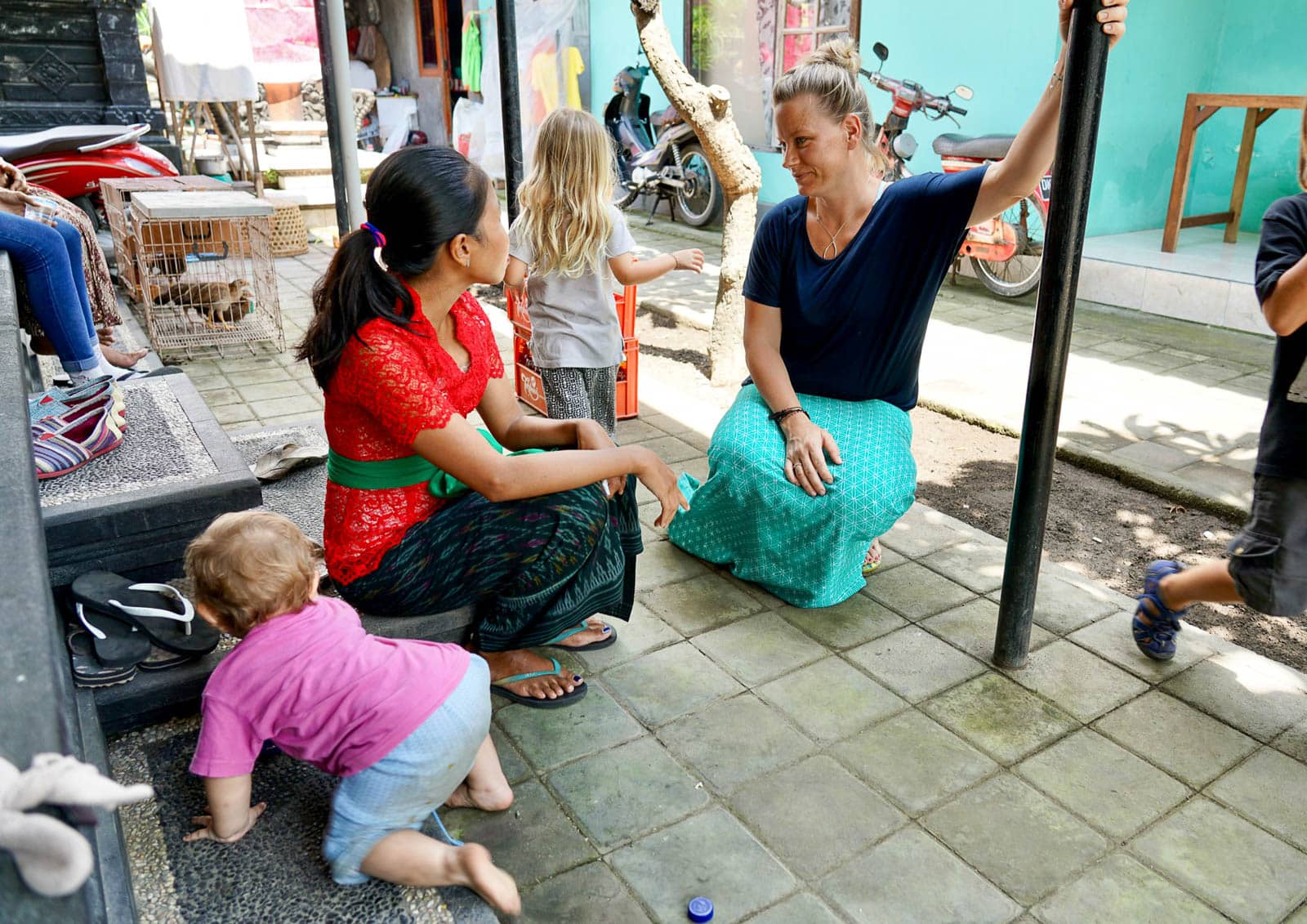 Balinesiches Haus zwei Frauen die sprechen